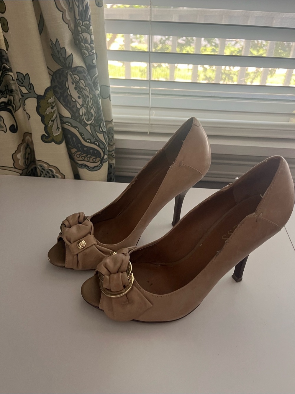 Guess Nude Peep-Toe Heels with Knotted Bow and Gold Ring